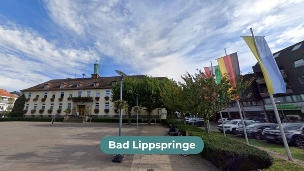 Friedrich-Wilhelm-Weber-Platz vor der Stadtverwaltung in Bad Lippspringe im Kreis Paderborn