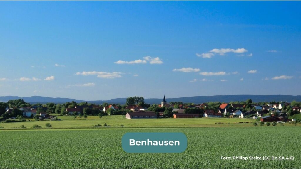 Benhausen im Kreis Paderborn als Wohngebiet in Stadtnähe - Luftbildaufnahme