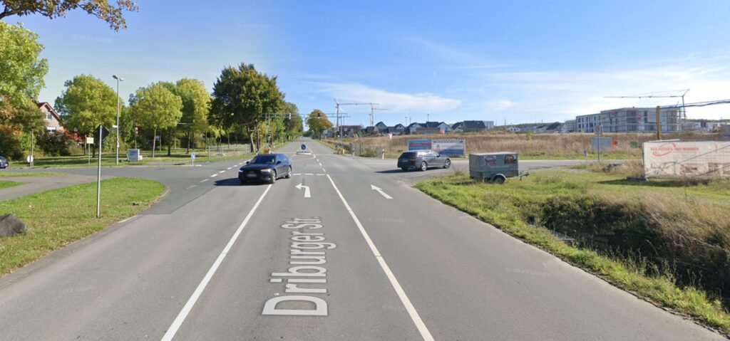 Der Kaukenberg in Paderborn an der Driburger Straße: Links im Bild die bereits vorhandene Wohnsiedlung, rechts im Bild das stets wachsende Neubaugebiet am Kaukenberg