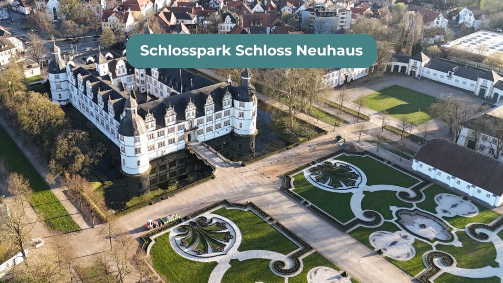 Schloss und Schlosspark in Schloss Neuhaus - Luftbildaufnahme