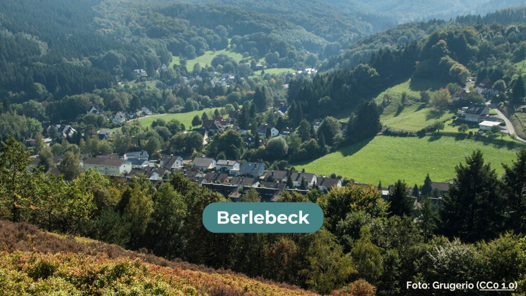 Blick von der Hohen Warte auf Berlebeck (Foto von User Grugerio, Quelle: Wikipedia; Lizenz: CC0 1.0)