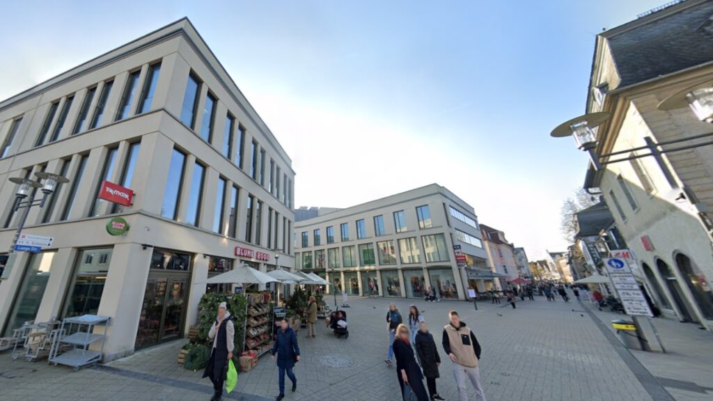Einkaufsmöglichkeiten in der Detmolder Innenstadt (Foto: Kreuzung Lange Str. / Rosental in Richtung Lange Str. mit Rosental-Galerie)
