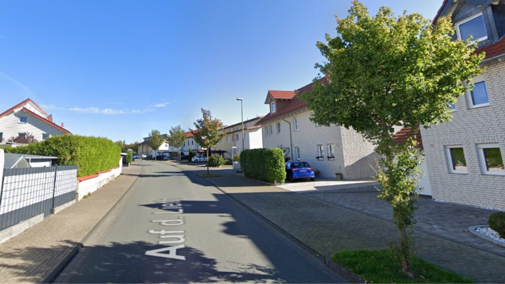 Typisches Straßenbild mit Mehr- und Einfamilienhäusern - Paderborn Auf der Lieth