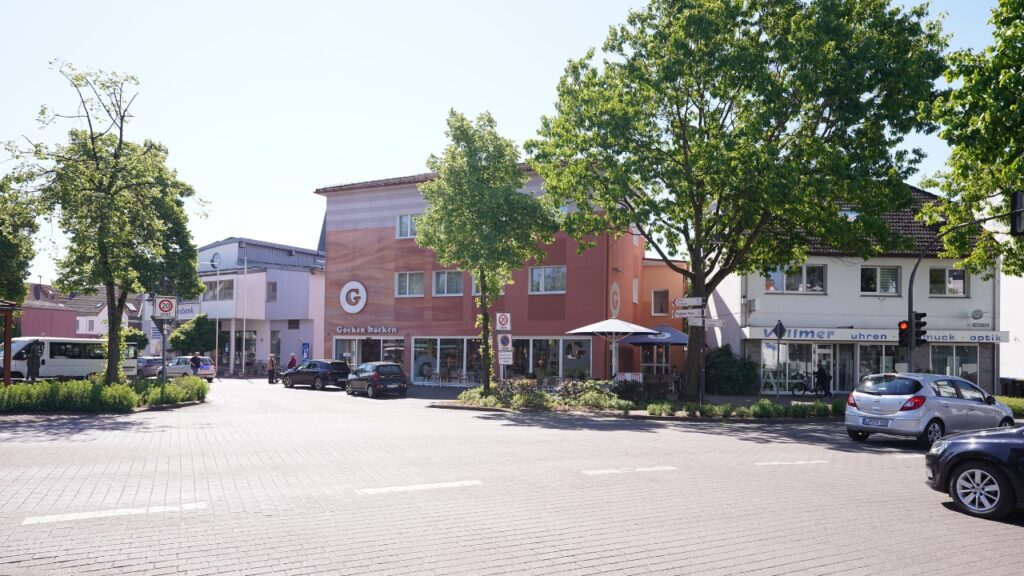 Cafe und Bäckerei sowie Bankfilale in der Ortsmitte von Schlangen