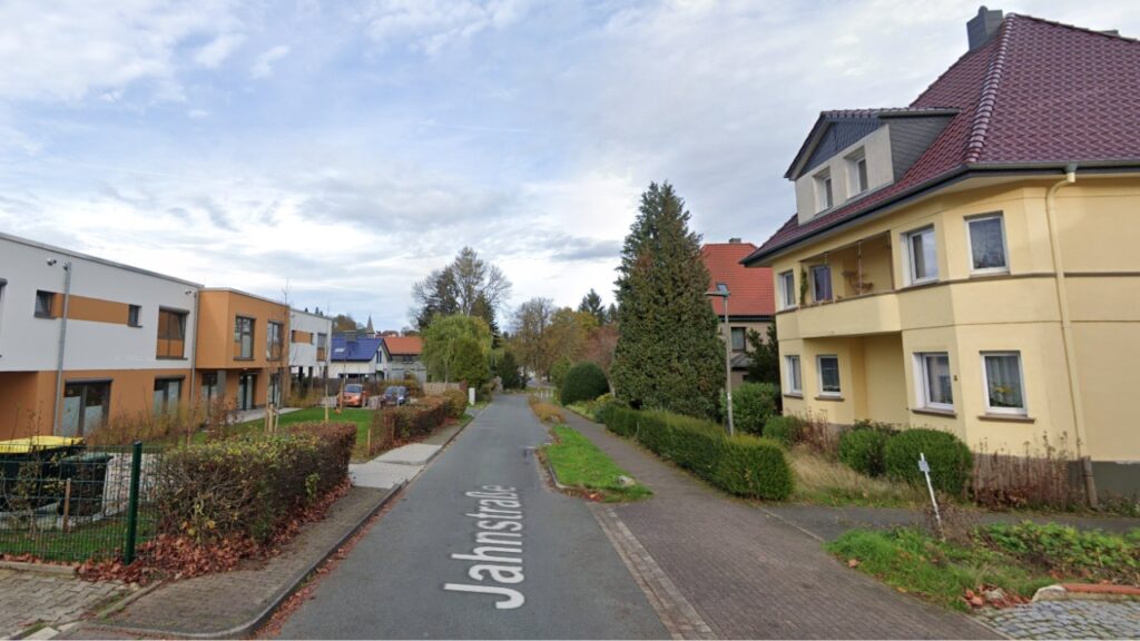 Typisches Straßenbild im Stadtrandbereich von Horn-Bad Meinberg im Kreis Lippe (Foto: Jahnstraße, Horn-Bad Meinberg)