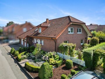 Stilvolles Zweifamilienhaus mit großem Garten in Lichtenau, 33165 Lichtenau, Zweifamilienhaus